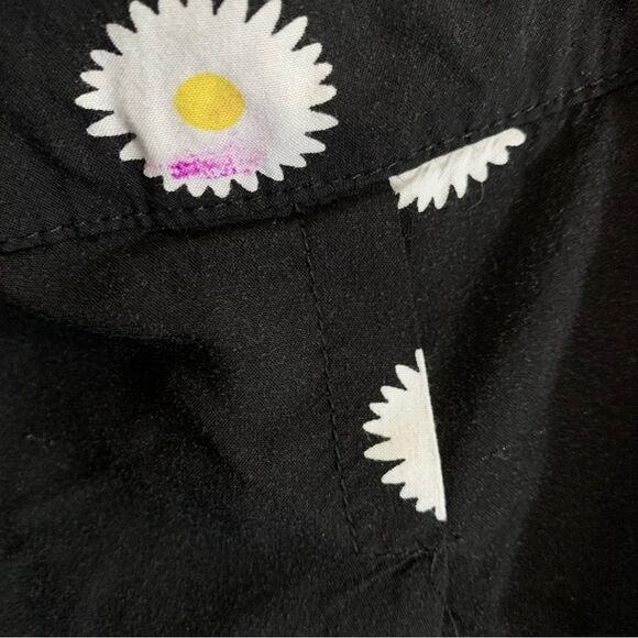 Urban Outfitters Black Daisy Print High Rise Shorts- Large - Picture 4 of 6